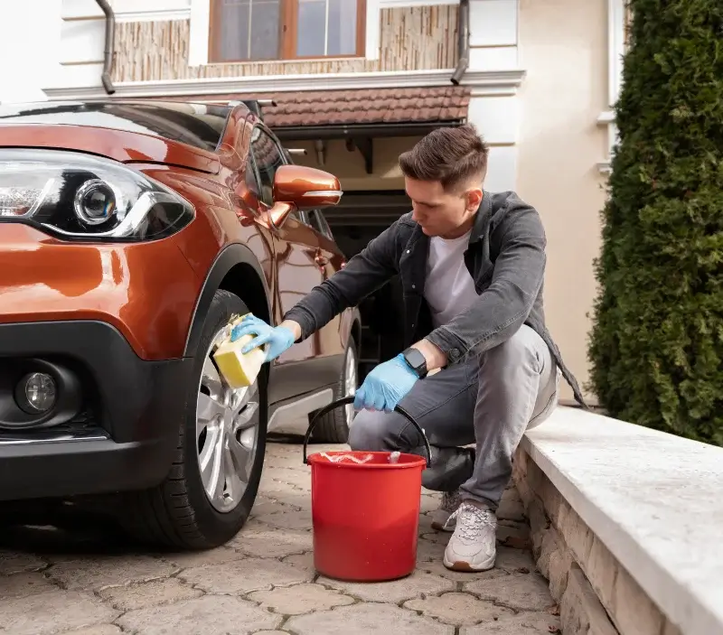 Lavage auto à domicile Sion-les-Mines : professionnel intervenant sur un véhicule